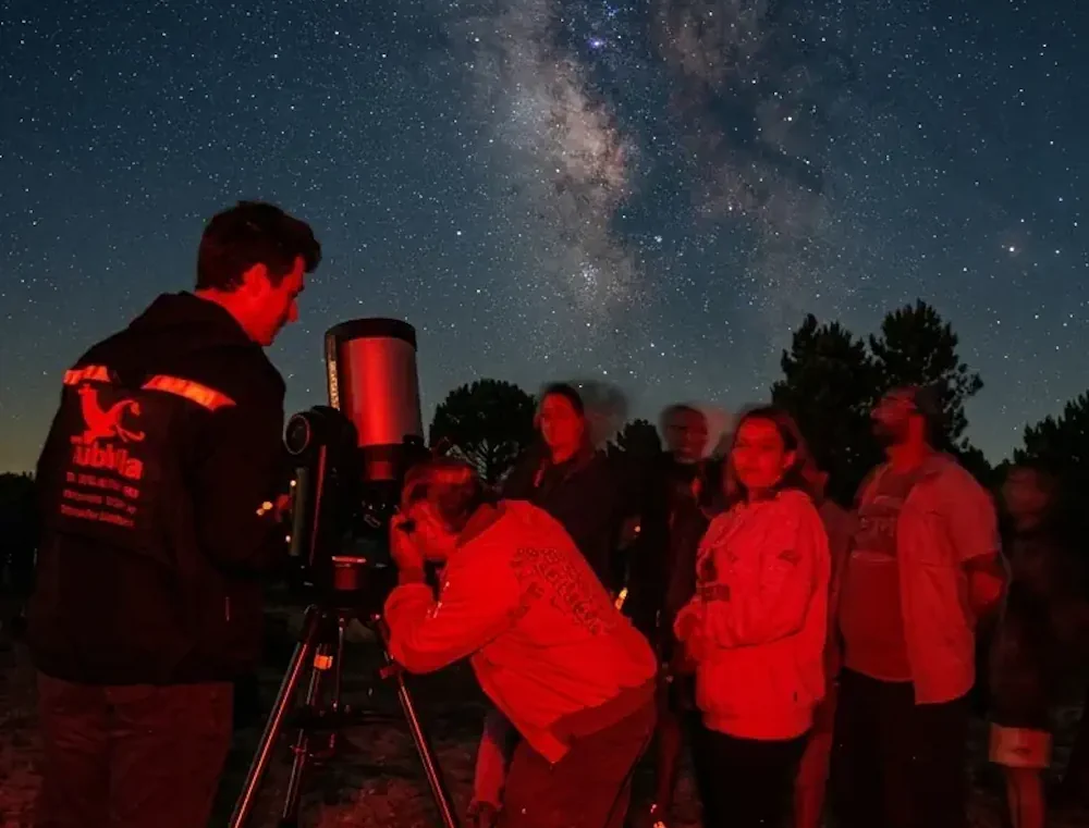 Observación astronómica nocturna con telescopios